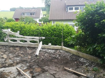 Das Geländer der bisherigen Terrasse wird abgebrochen