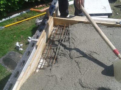 Der Beton wird durch Eisen verstärkt um die Tragfähigkeit der Terrasse an dieser Stelle zu verstärken